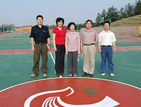 與學校領導合影（2009）